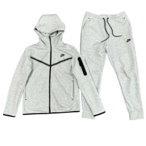 conjunto-nike-tech-fleece-gris-algodon-real.webp Conjunto NIKE TECH Fleece «Gris» Algodón Real